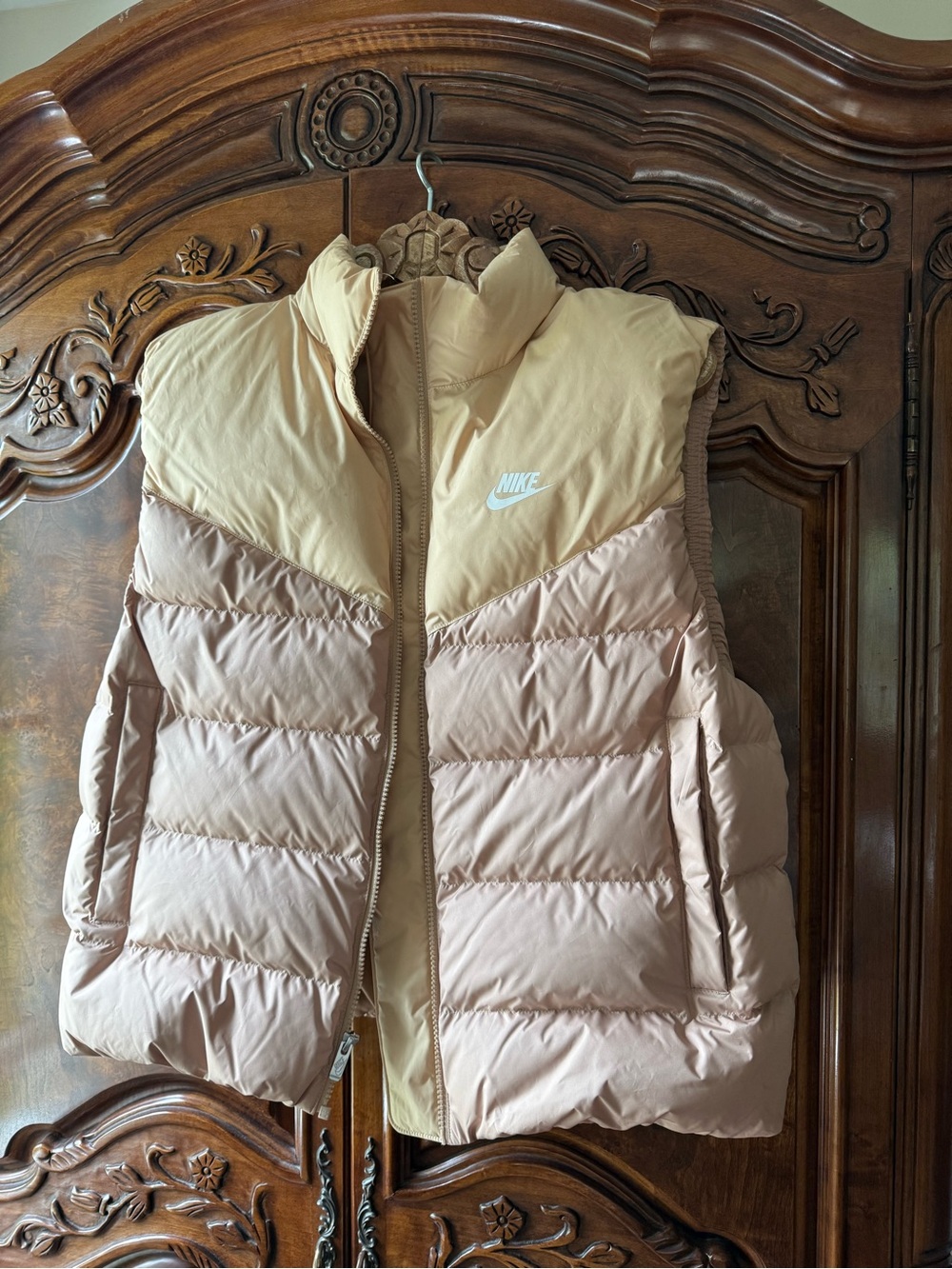 NIKE Two-Tone Puffer Vest in Cream & Blush size medium - Picture 3 of 3